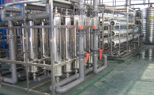       化工行業(yè)中的高純水主要應用于電池行溶劑用純水、化學分析、化工材料、產(chǎn)品清洗、物質(zhì)的分離、濃縮、提純，廢物回收等場合的用水，對于水質(zhì)要求相對來說不是太高，純水電導率從0.1uS/cm-20uS/cm就基本上能滿足要求。我們公司可根據(jù)客戶對水質(zhì)的具體要求，采用反滲透，離子交換，EDI等超純水生產(chǎn)工藝的不同組合，生產(chǎn)出即經(jīng)濟實用，又